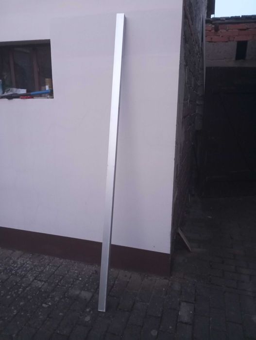 Drzwi przesuwne w neutralnych barwach