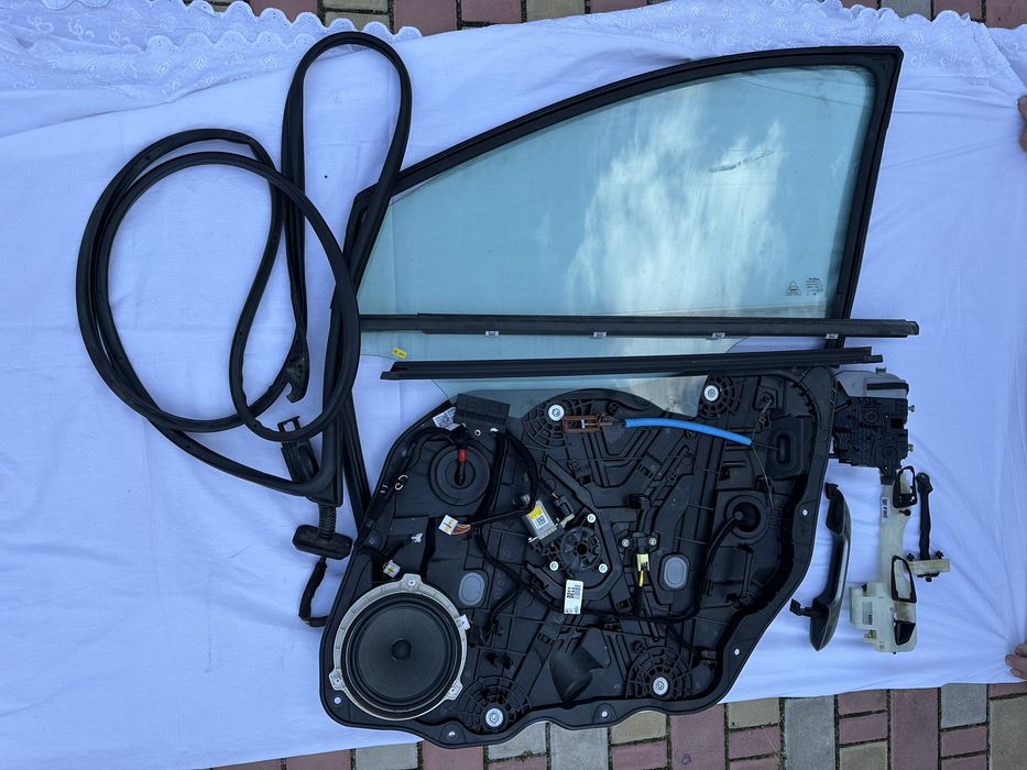 Запчастини на двері kia niro hybrid 2023