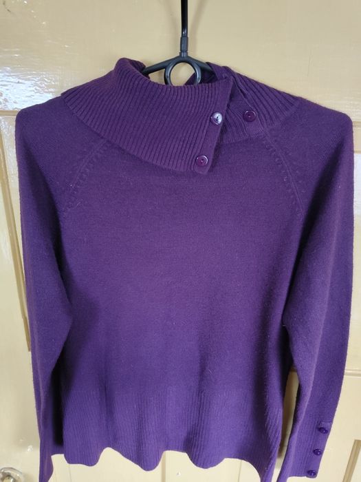 Sprzedam golf z ozdobnymi guzikami.