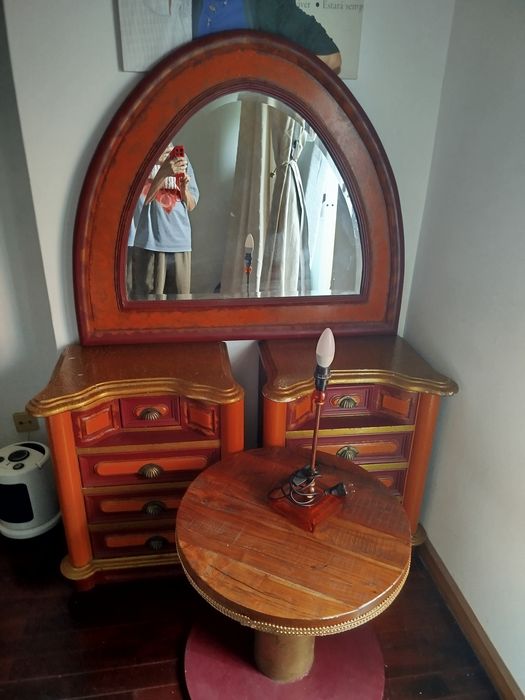 Mesas de cabeceira, espelho,pequena mesa de apoio e cabeceira de cama