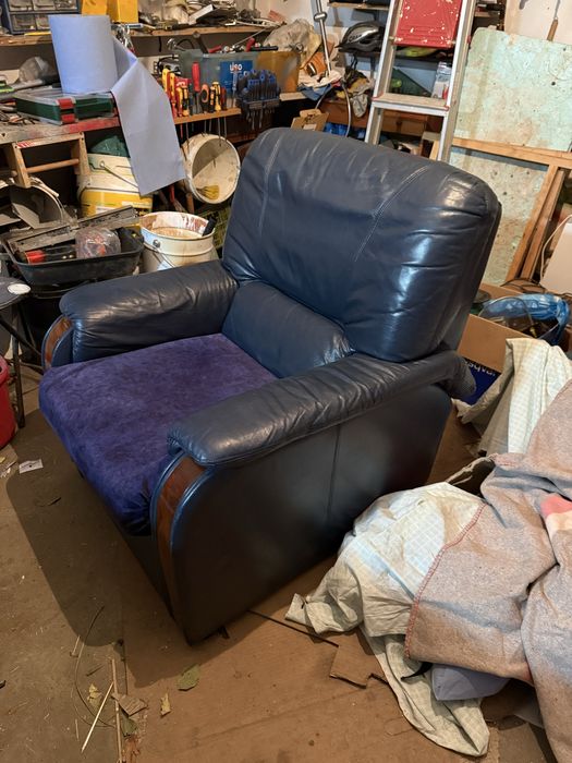 Vendo conjunto de 3 sofás em pele.