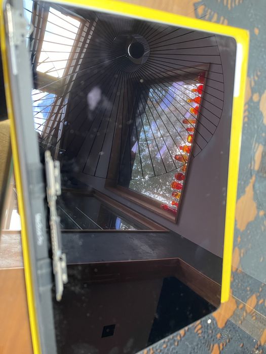 Monitor macBook Pro 2016. Uszkodzone tasmy