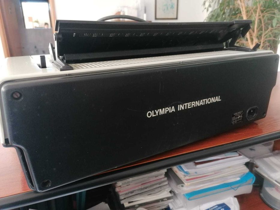 Máquina de escrever elétrica antiga Olympia ES100 a funcionar