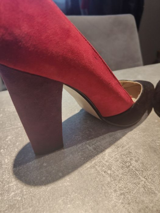 Buty na słupku trzy kolorowe