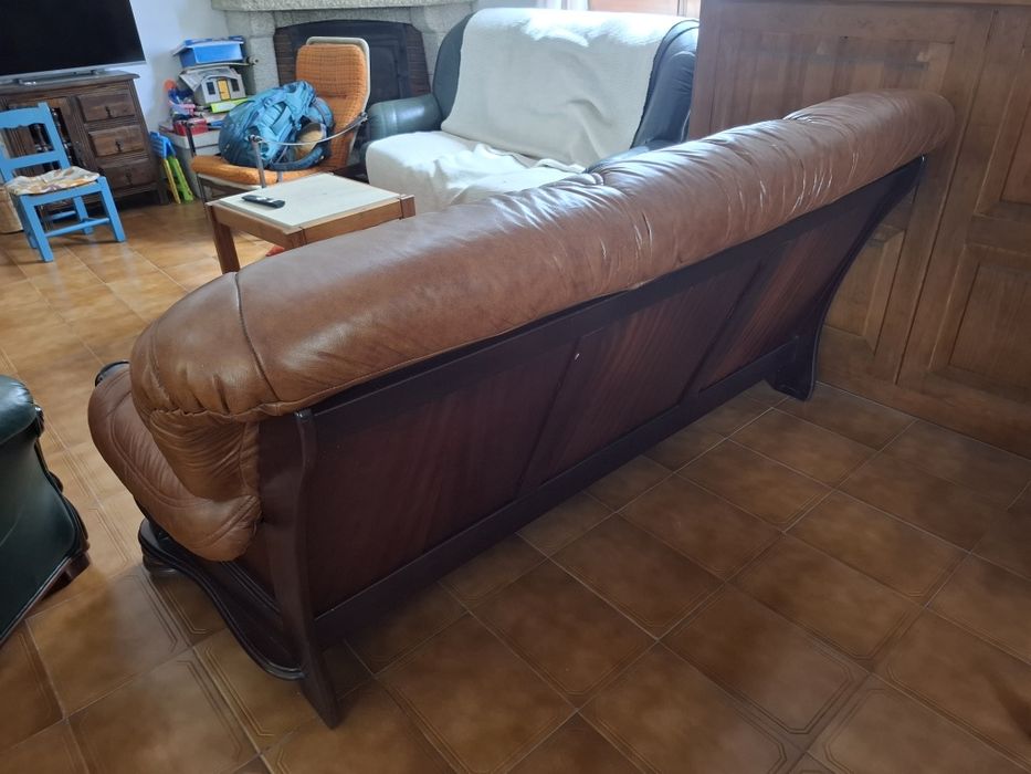 Sofá em pele e madeira