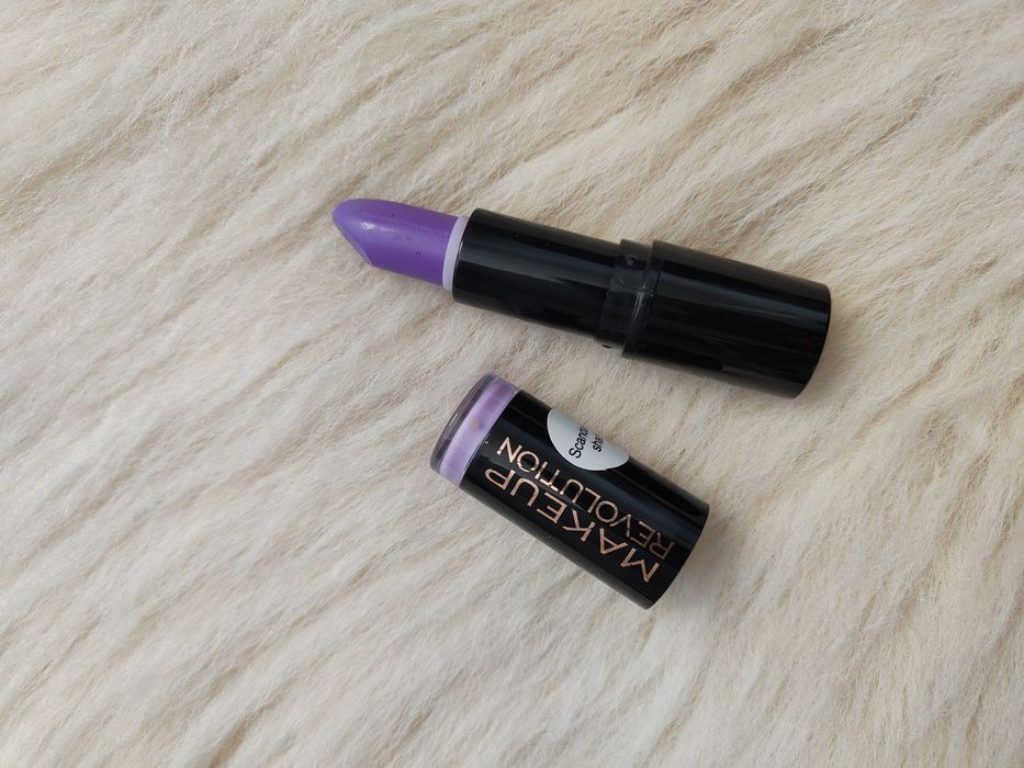 Makeup Revolution Scandalous shade Fioletowa pomadka