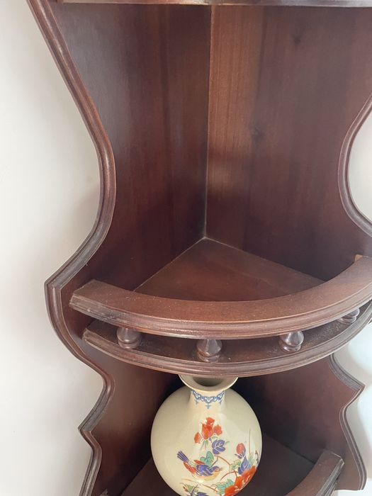 Móvel de canto em Mogno