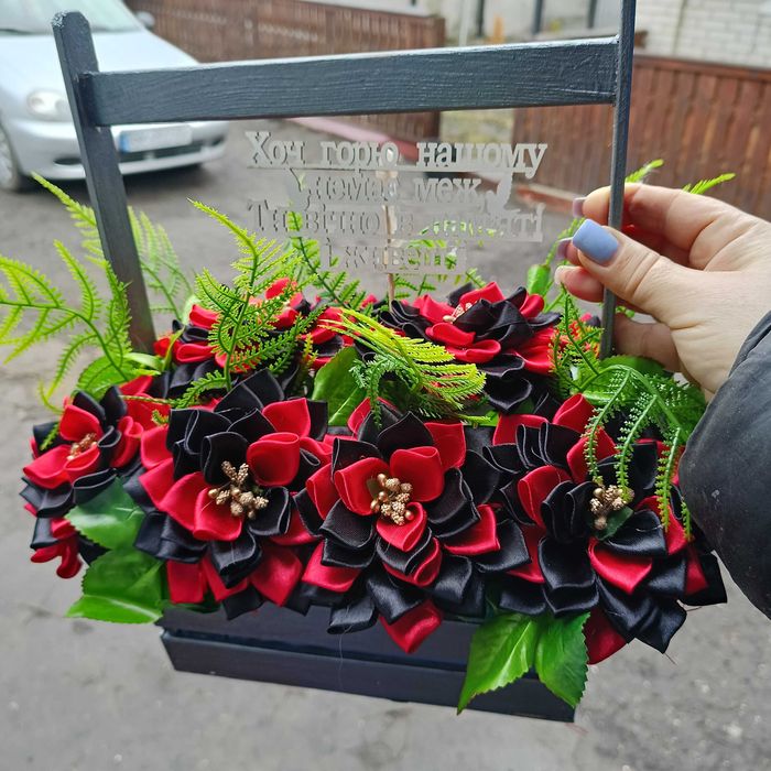 Букети з атласних стрічок на кладовище