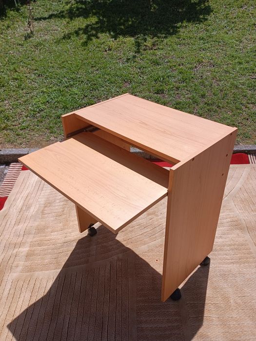 Secretaria em madeira com rodas e mesa extensível.
Medidas:78cm altura 
63 cm frente/42 fundo
66cm com mesa extensível