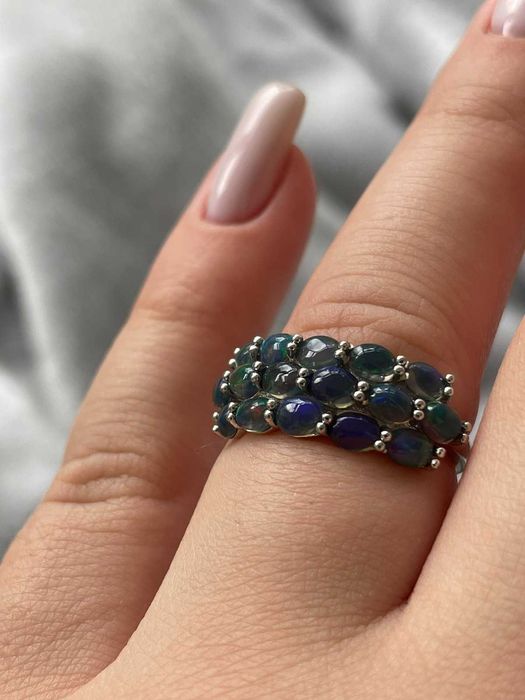 Серебряное кольцо с черным опалом 4х3мм. Размер  кольца 17