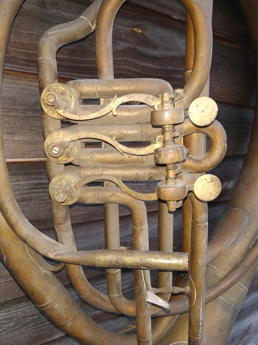 Duży retro mosiężny róg waltornia dekoracja rekwizyt do sesji zdjęciow