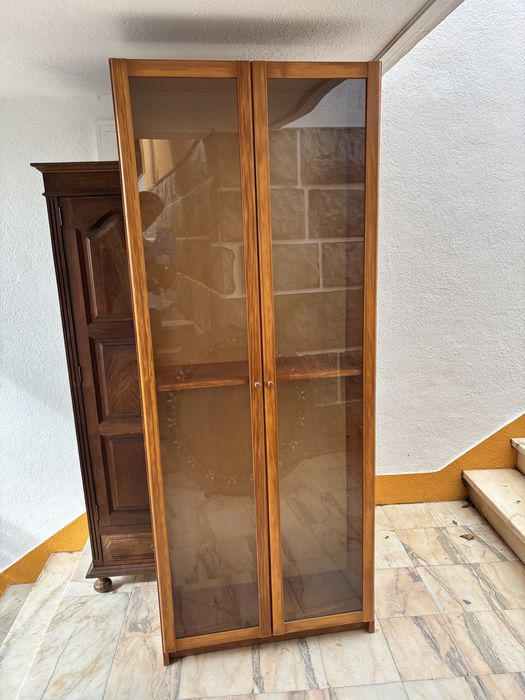 Armário vitrine em madeira