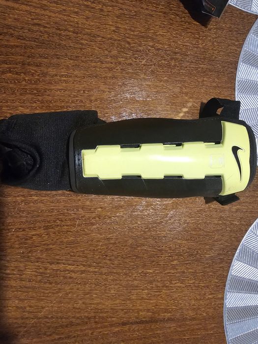 Proteção ao gêmeos ou caneleira Nike