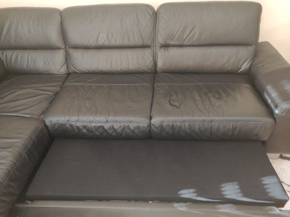 Sofá cama em pele preta