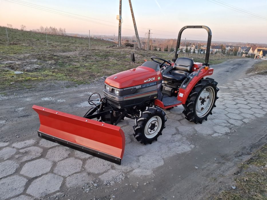 Traktorek japoński 4x4 Mitsubishi MT 201 z pługiem do śniegu  rewers