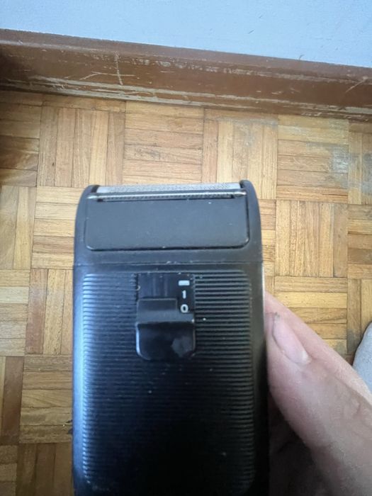 Maquina de cortar barba a funcinar