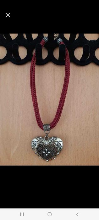 Fio em tear feito à mão com peça decorativa