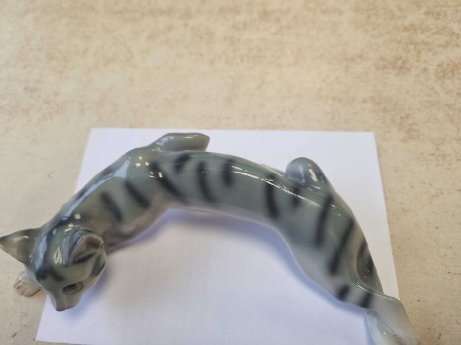 Ceramiczny skradający się kot