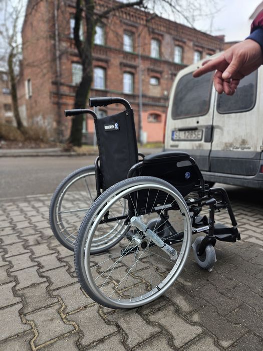 Wózek inwalidzki specjalny z napędem na jedną rękę