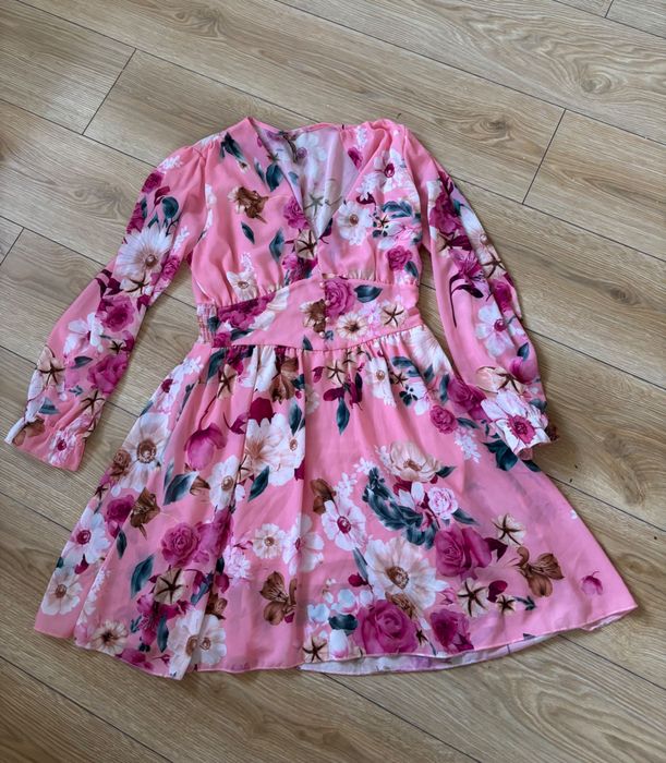 Elegancka różowa koktajlowa sukienka mini w kwiaty z długim rękawem