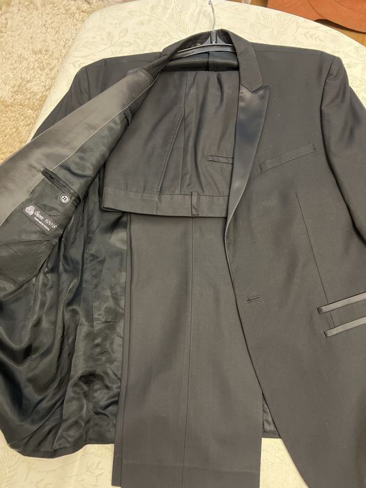 Мужской костюм черного цвета