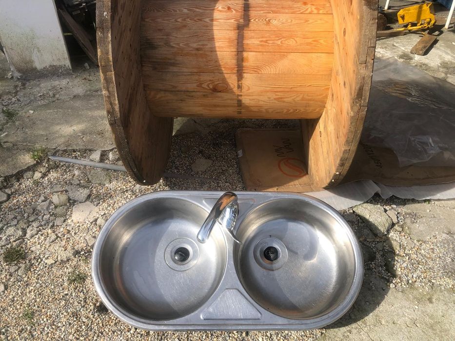 Pia em inox com torneira