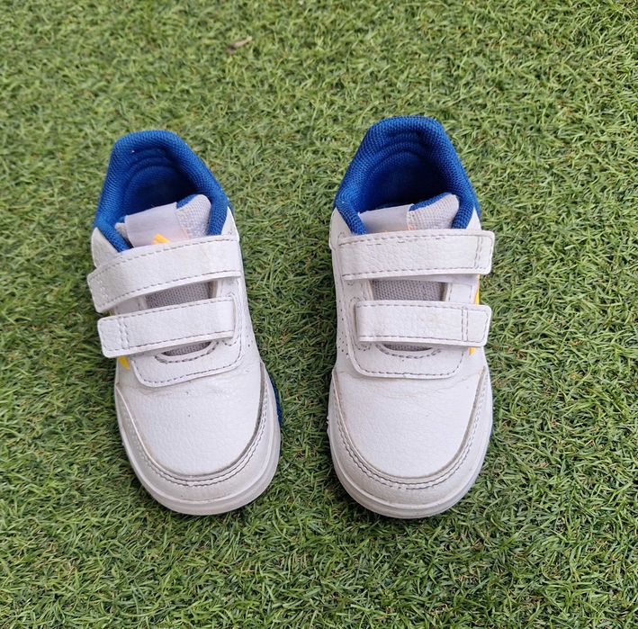 Buty sportowe firmy Adidas chłopięce rozm. 22.