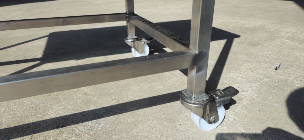 Mesa em INOX com rodas para hotelaria restaurante