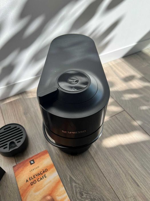 Máquina Café Cápsulas DeLonghi Nespresso Vertuo Pop ENV90B Preta