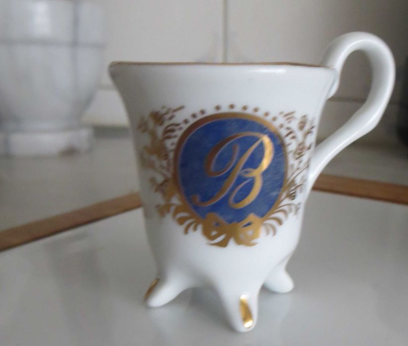 Chávena 4 pés e pires Porcelana Orlada dourado , muito antiga
