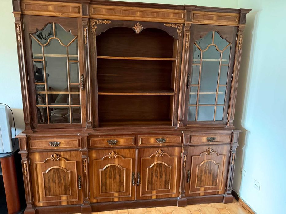 Conjunto sala de Jantar (Móvel aparador/cristaleira+mesa e 6 cadeiras)