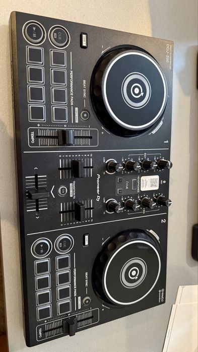 Продам DJ контролер DDJ - 200