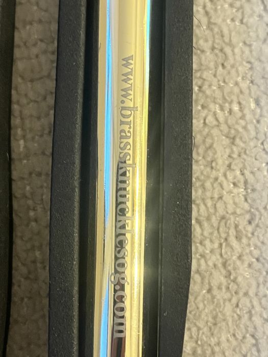 Brass Knuckles 900 m bateria do ladowania