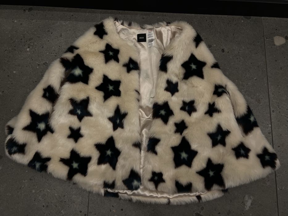 Futrzana peleryna; sztuczne futro w gwiazdki