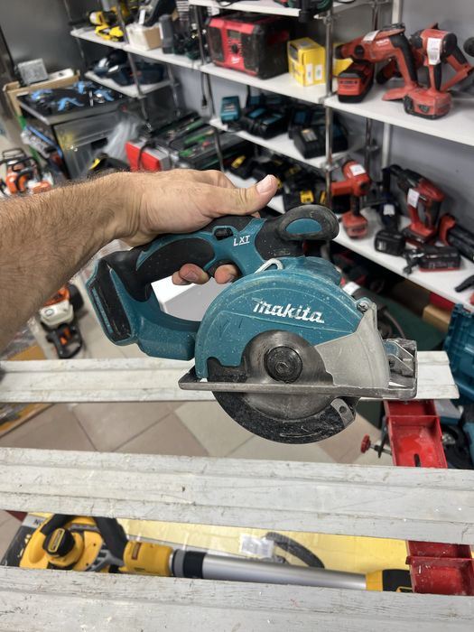 Аккумуляторная дисковая пила по металлу Makita DCS 550