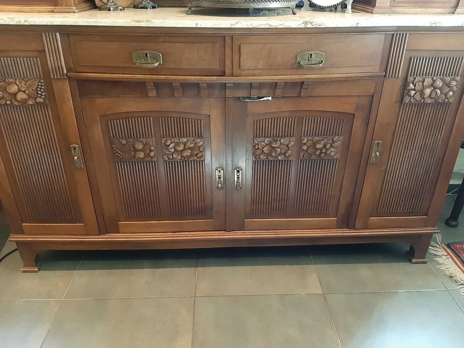 Mobília de sala de jantar vintage restaurada, em nogueira trabalhada.