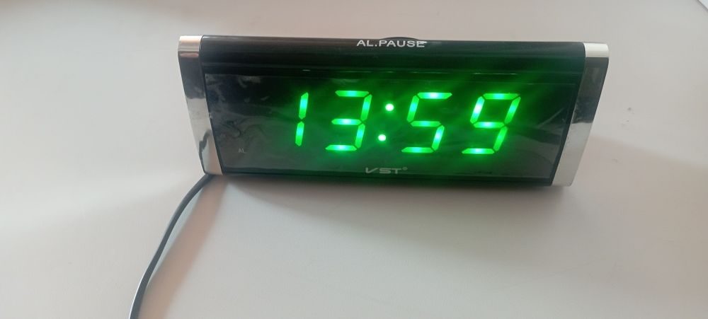 Часи з зеленим кольором стан нові ще екран в плівці