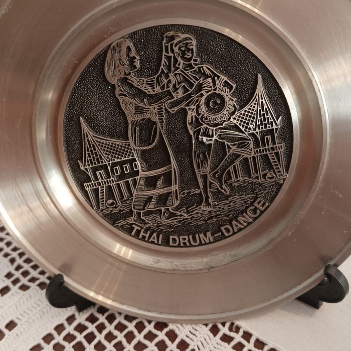 Conjunto de pratos em estanho e chávena