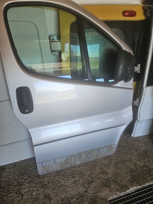 Renault Trafic Vivaro drzwi prawe lewe przód cmg64 L147