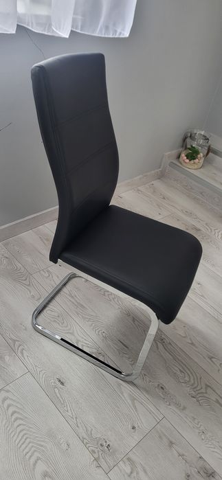 Czarne krzesła na płozach