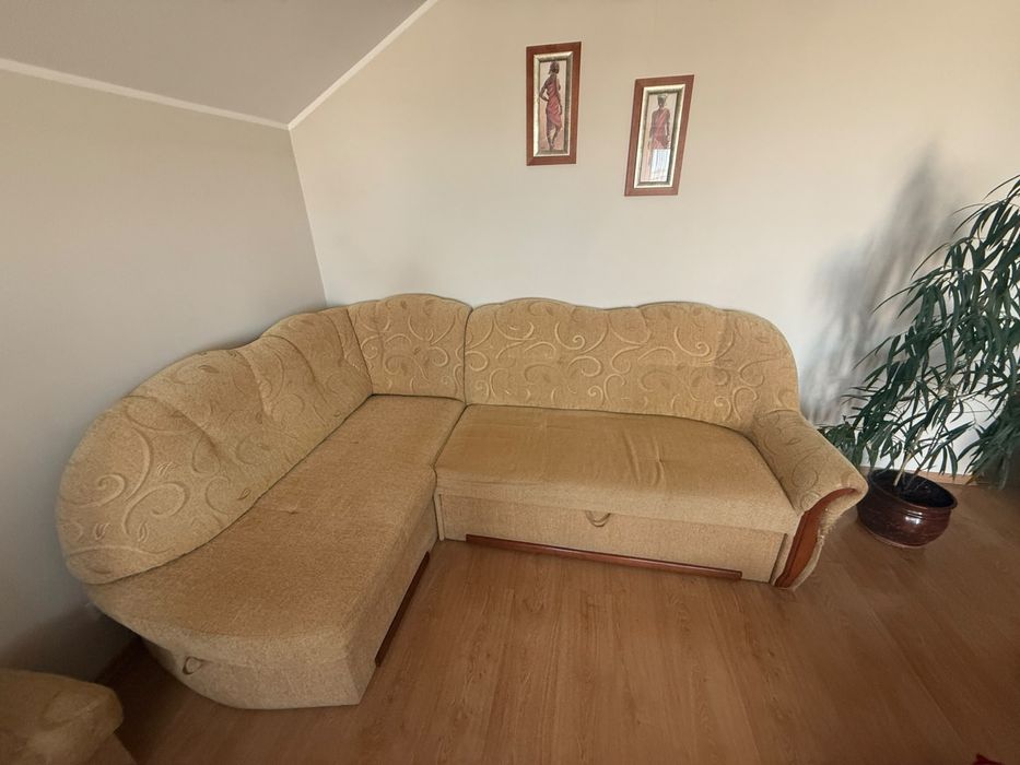 Naroznik z dwoma fotelami i pufkami.
