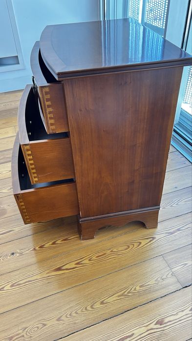 Conjunto de duas mesas de cabeceira em madeira