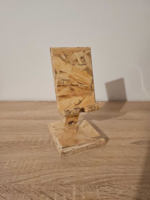 Stojak podstawka na telefon e-book z drewna płyty OSB lakier v2.0