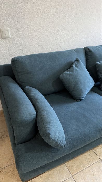 Sofá 3 lugares azul com almofada