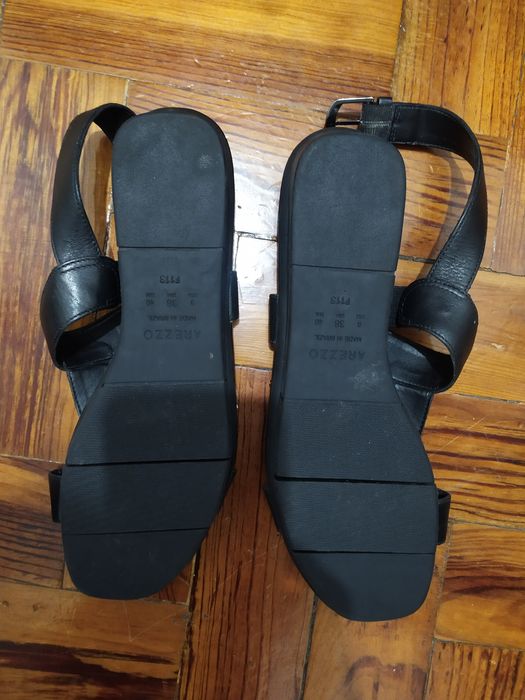 Sandália Arezzo nova.