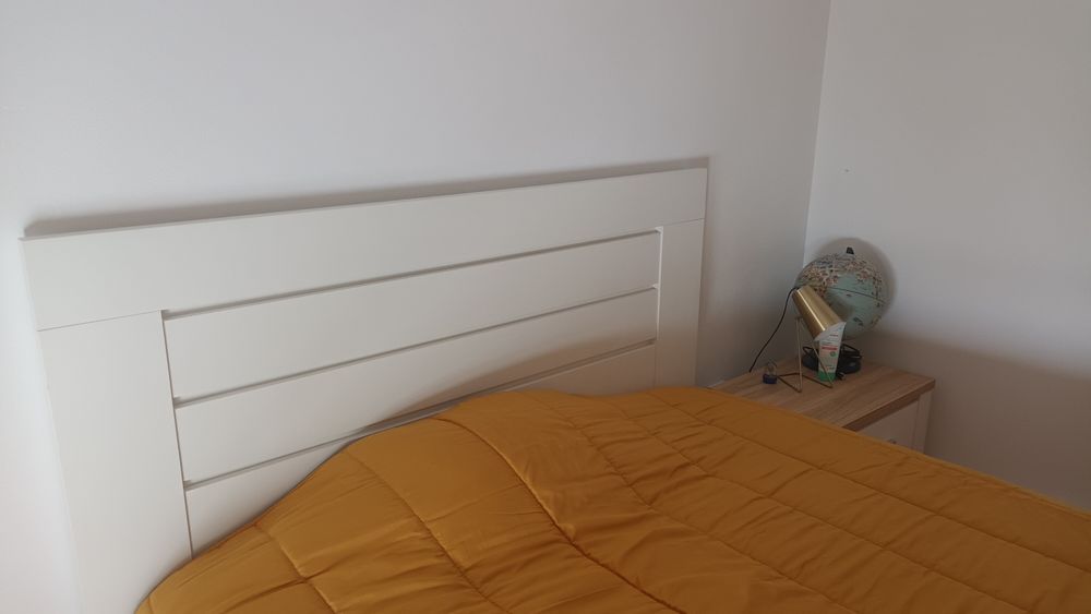 Cama 150x200 + mesa de cabeceira