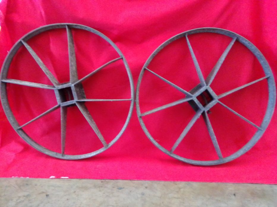 Rodas de carro de bois em ferro (antigas)