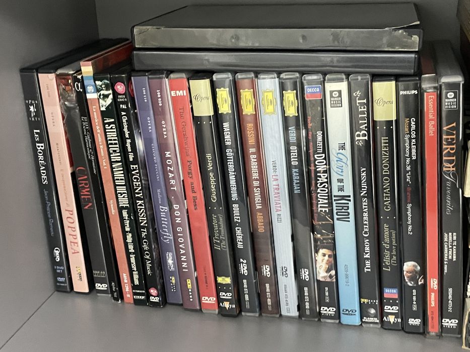 Colecao de Vinis e CDs e DVDs