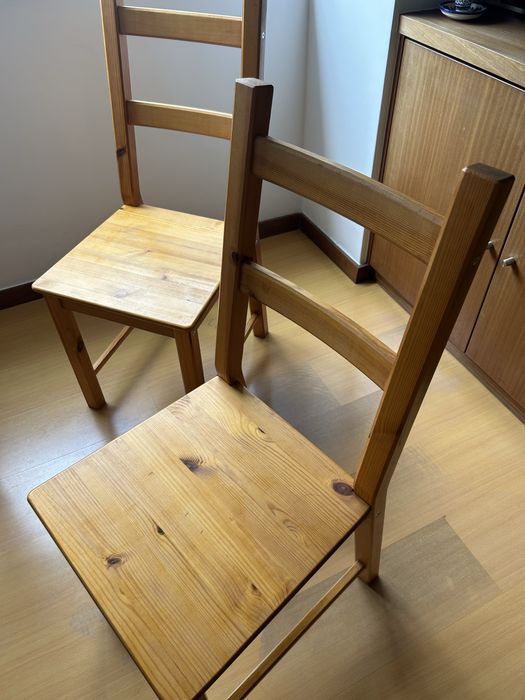 Mesa e 4 cadeiras pinho
