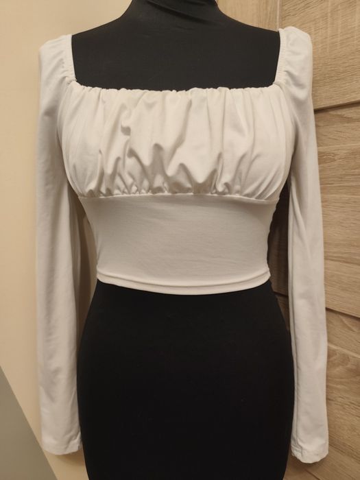 Biała bluzka crop top z długim rękawem